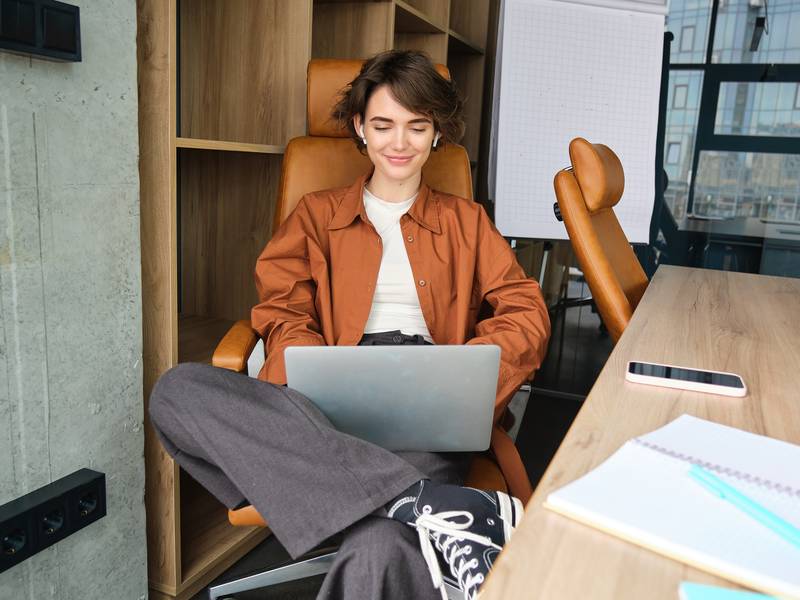 Junge Frau arbeitet an einem Laptop in einem modernen B&uuml;ro.