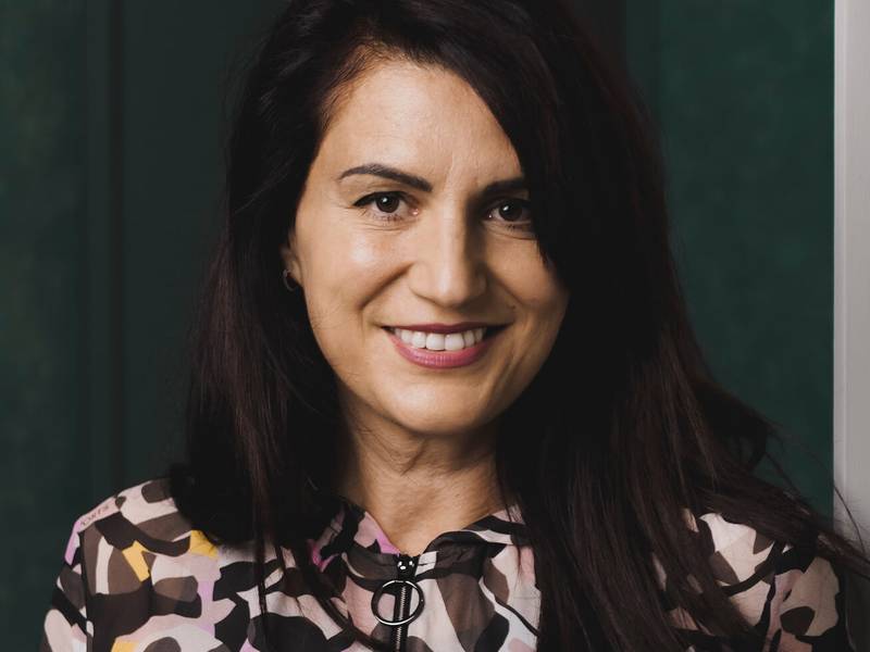 Portr&auml;t von Instahelp Psychologin Dr. MMag. Jasmin Sadeghian