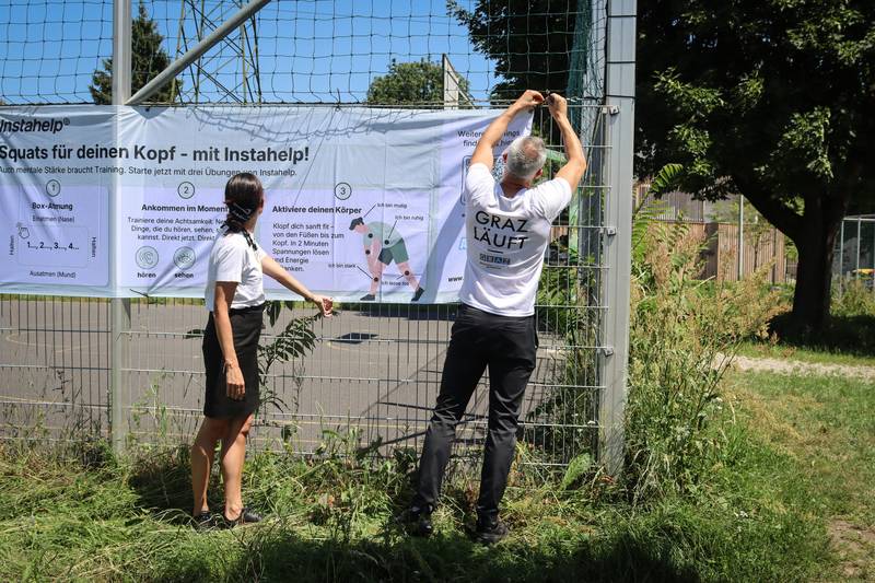 Gemeinsames Anbringen der Mental Health Parcours Banner