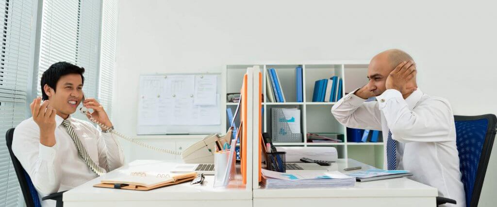 Büro Kollege telefoniert laut