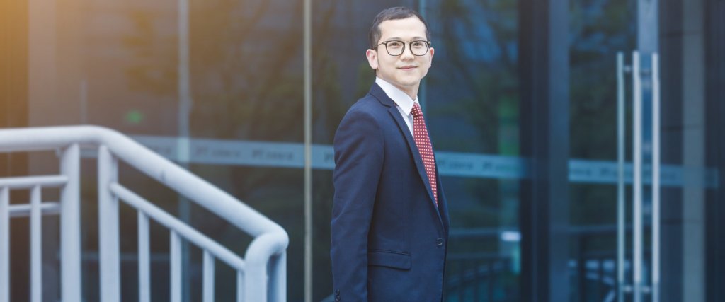 Geschäftsmann geht ins Büro