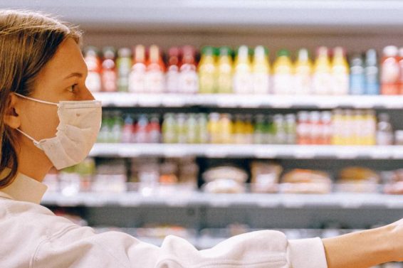 Corona-Tipps für Mitarbeiter*innen im Lebensmittelhandel: So gehen Sie mit Ihren Ängsten und frustrierten Kunden um