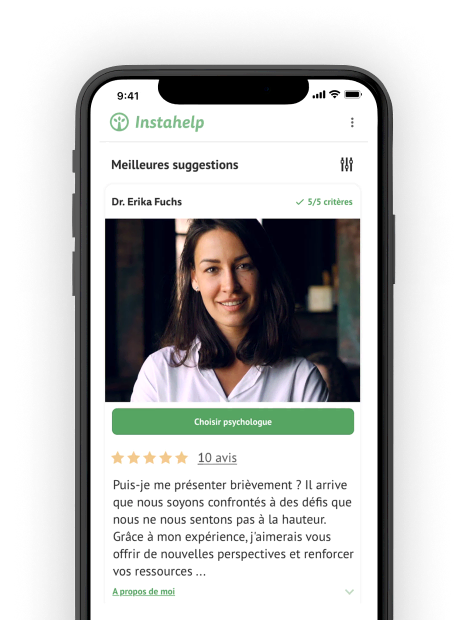 Un smartphone affiche la sélection de psychologues : photo d'une psychologue avec un texte de présentation en dessous.