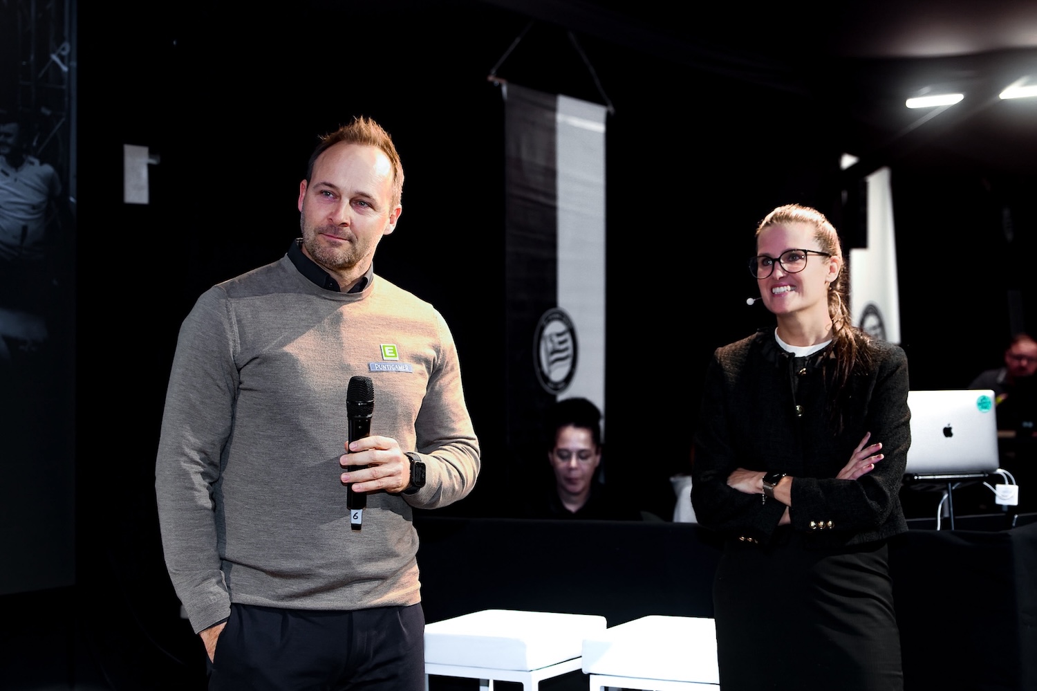 Dr. Bernadette Frech und Thomas Tebbich präsentiere die Partnerschaft zwischen SK Sturm Graz und Instahelp.