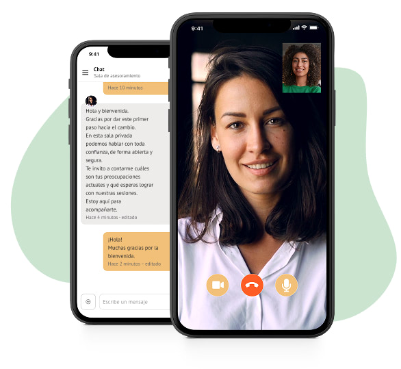 Dos teléfonos inteligentes muestran una consulta en línea: una videollamada con dos personas y un chat con un mensaje de bienvenida.