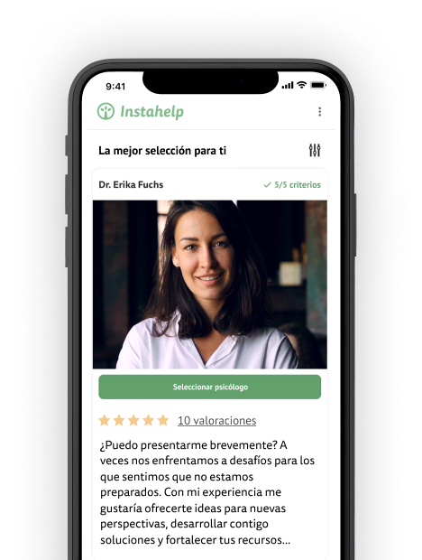 El smartphone muestra una selección de psicólogos: imagen de una psicóloga, debajo un texto de presentación.