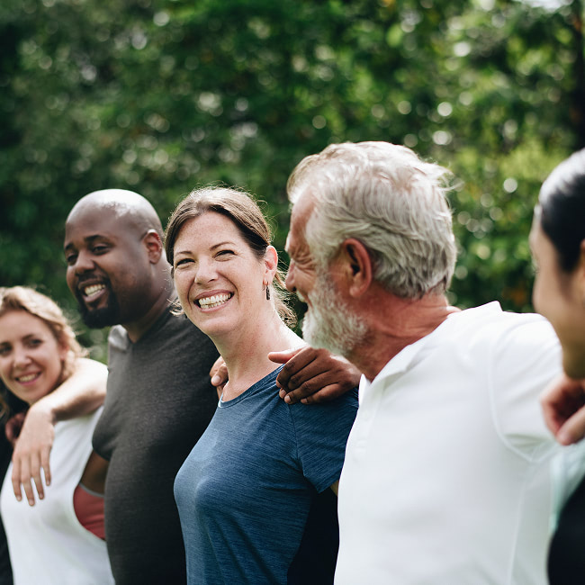 Glückliche Gruppe – Familie oder Verein nutzt Instahelp