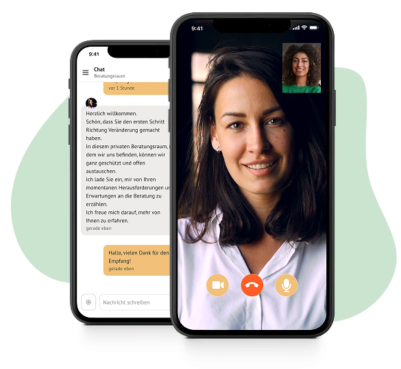 Zwei Smartphones zeigen eine Online-Beratung: Einen Videoanruf mit zwei Personen und einen Chat